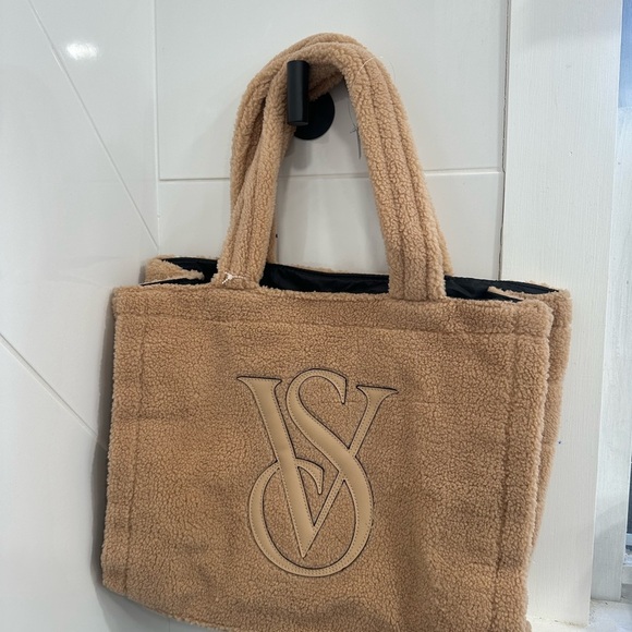 VICTORIA’s SECRET NWT sherpa tote - Picture 6 of 10